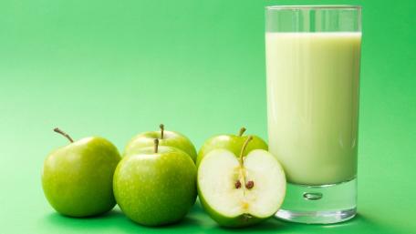 Fresh Green Apples and Creamy Juice Delight wallpaper