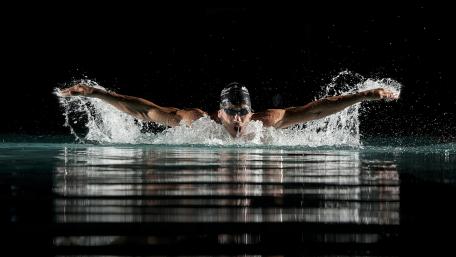 Dynamic Swimmer in Action wallpaper