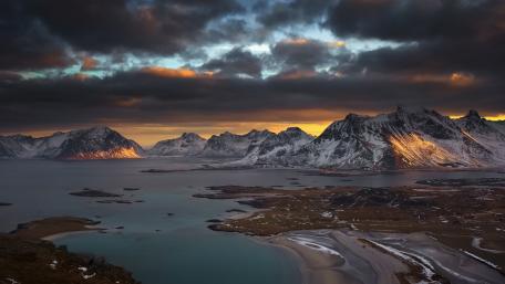 Majestic Mountain Reflections at Dawn wallpaper