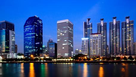 Urban Nightscape in Vibrant City Lights wallpaper
