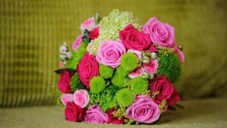 Vibrant Floral Bouquet for a Cheerful Atmosphere wallpaper