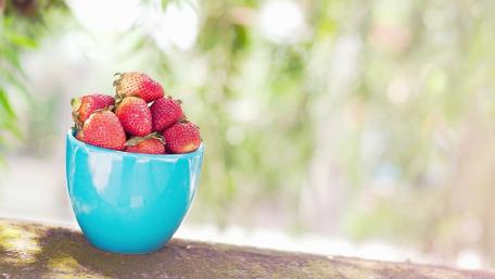 Vibrant Strawberries in a Blue Bowl wallpaper
