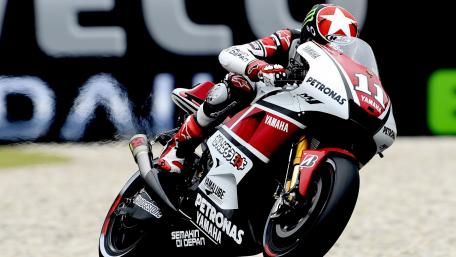 Thrilling Motorcycle Racing Action Wallpaper wallpaper