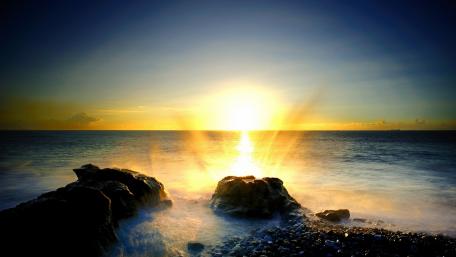 Golden Sunrise Over Gentle Waves wallpaper