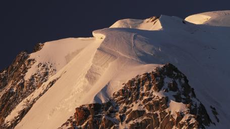 Majestic Snow-Capped Peaks at Dusk wallpaper
