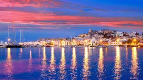 Serene Twilight Over Coastal Cityscape wallpaper