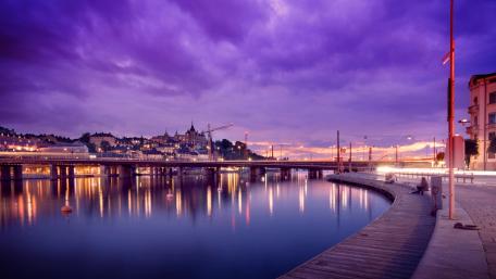 Serene Twilight Over a Vibrant Cityscape wallpaper