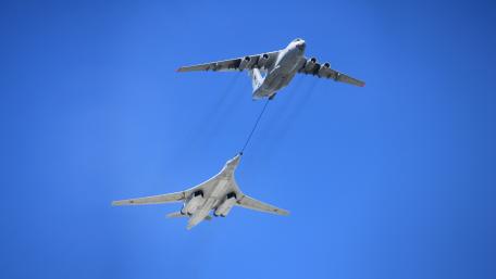 Impressive Aerial Refueling Operation in Clear Skies wallpaper