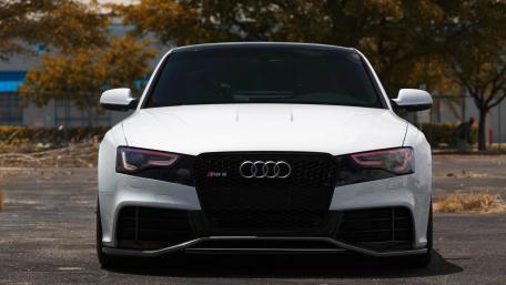 Sleek Audi RS6 in Bold Front View wallpaper