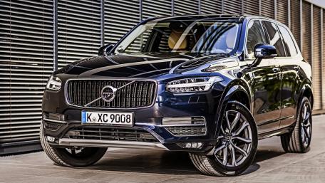 Sleek Volvo SUV in Urban Setting wallpaper