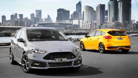Dynamic Urban Car Scene with Ford Focus Models wallpaper