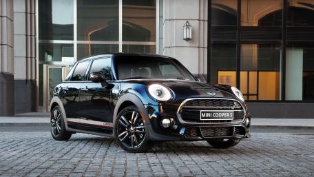 Sleek Mini Cooper Captured in Urban Setting wallpaper