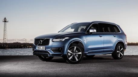 Sleek Volvo SUV by the Water at Dusk wallpaper