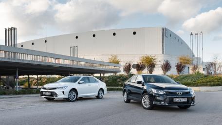 Sleek Toyota Sedans in Modern Urban Setting wallpaper