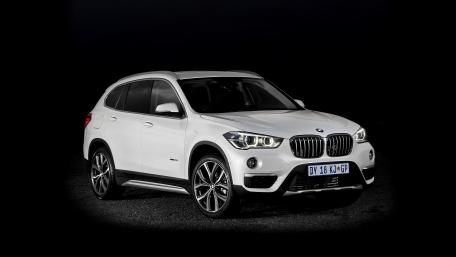 Sleek White SUV Wallpaper for Car Lovers wallpaper