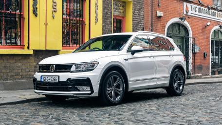 Sleek Volkswagen SUV on Urban Streetscapes wallpaper