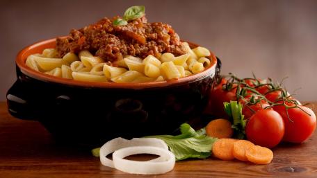 Delicious Pasta with Rich Meat Sauce and Fresh Vegetables wallpaper