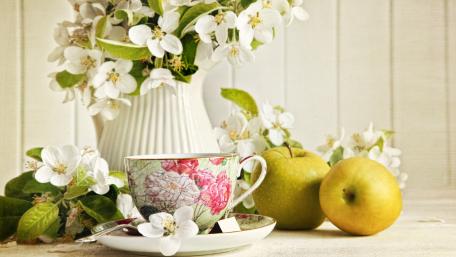 Serene Tea Time with Blossoms and Apples wallpaper