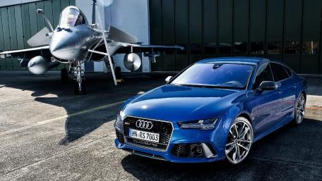 Sleek Audi RS7 Beside a Fighter Jet wallpaper