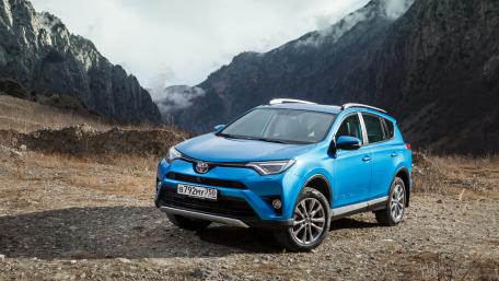 Adventure Awaits with This Stunning SUV Wallpaper wallpaper