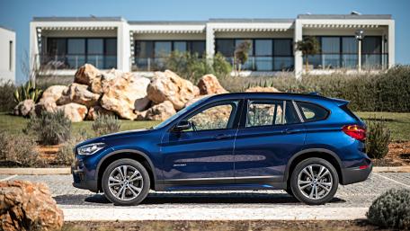 Sleek Blue SUV Against Modern Architecture wallpaper