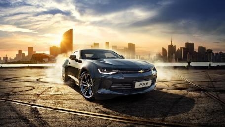 Dynamic Chevrolet Camaro at Sunset wallpaper