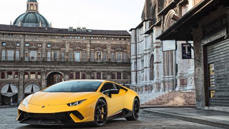 Vibrant Lamborghini in Historic Setting Remains Unforgettable wallpaper