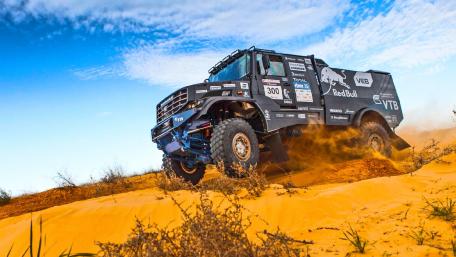 Rugged Power in the Desert Sands wallpaper