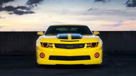 Bold Yellow Camaro Against a Stunning Sunset wallpaper