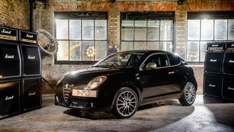 Stylish Black Car in Urban Setting wallpaper