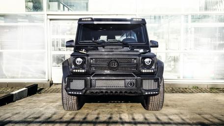 Bold and Robust Luxury SUV Wallpaper wallpaper