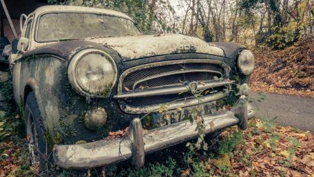 Forgotten Elegance of a Vintage Car wallpaper