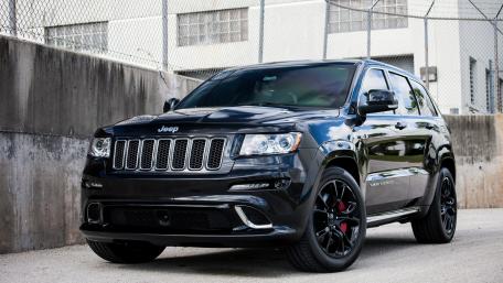 Sleek Black Jeep Grand Cherokee Wallpaper wallpaper