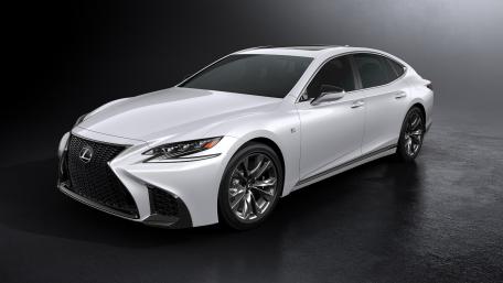 Sleek and Stylish White Luxury Car Wallpaper wallpaper