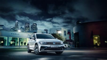 Sleek Volkswagen Tiguan Sportline Under City Lights wallpaper