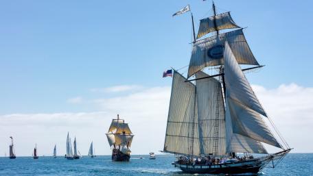 Majestic Tall Ships on the Ocean Waves wallpaper