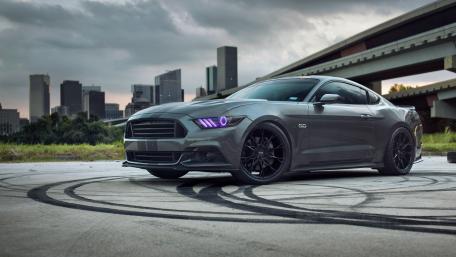 Sleek Mustang Under Urban Skyline wallpaper