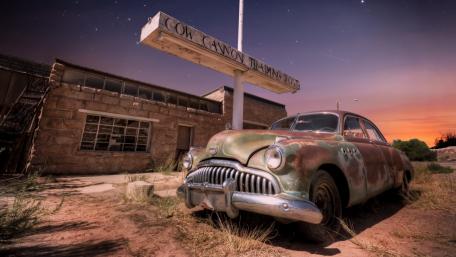 Rusty Vintage Car in an Abandoned Setting wallpaper