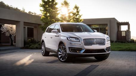 Sleek Luxury SUV in Radiant Sunlight wallpaper