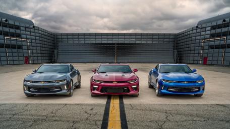 Sleek Camaros in Dynamic Display wallpaper