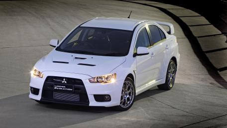 Sleek White Mitsubishi Lancer Evolution Wallpaper wallpaper