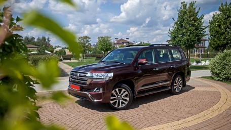 Luxury SUV in a Scenic Setting wallpaper