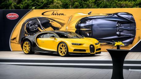 Stunning Bugatti Chiron Showcased in Yellow and Black Design wallpaper