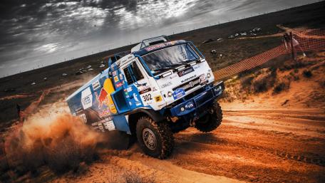 Off-Road Adventure in the Desert Dusty Trails Awaits wallpaper