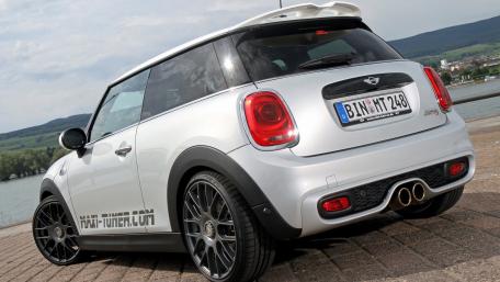 Stylish Mini Cooper in Silver Finish for Enthusiasts wallpaper
