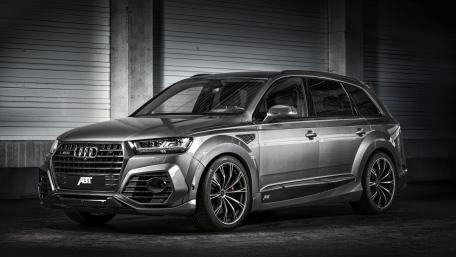 Sleek Audi RS Q5 in Dynamic Gray Finish wallpaper