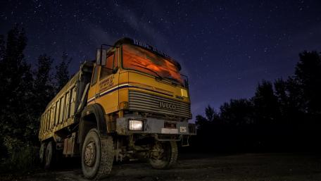 Vintage Truck Under Starry Sky wallpaper