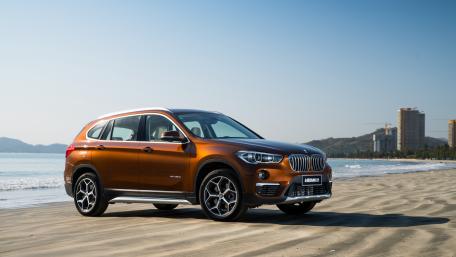 Sleek SUV on a Serene Beach Scene wallpaper