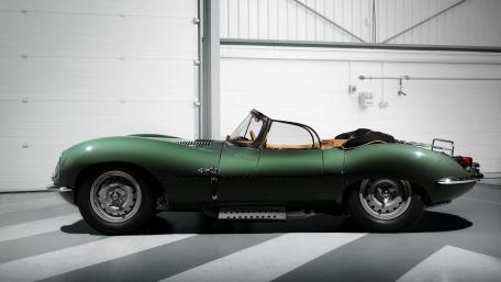 Classic Green Sports Car Wallpaper for Enthusiasts wallpaper