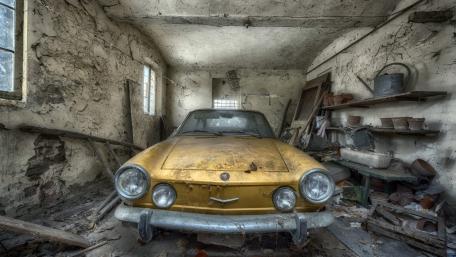 Abandoned Vintage Car in Dusty Garage wallpaper